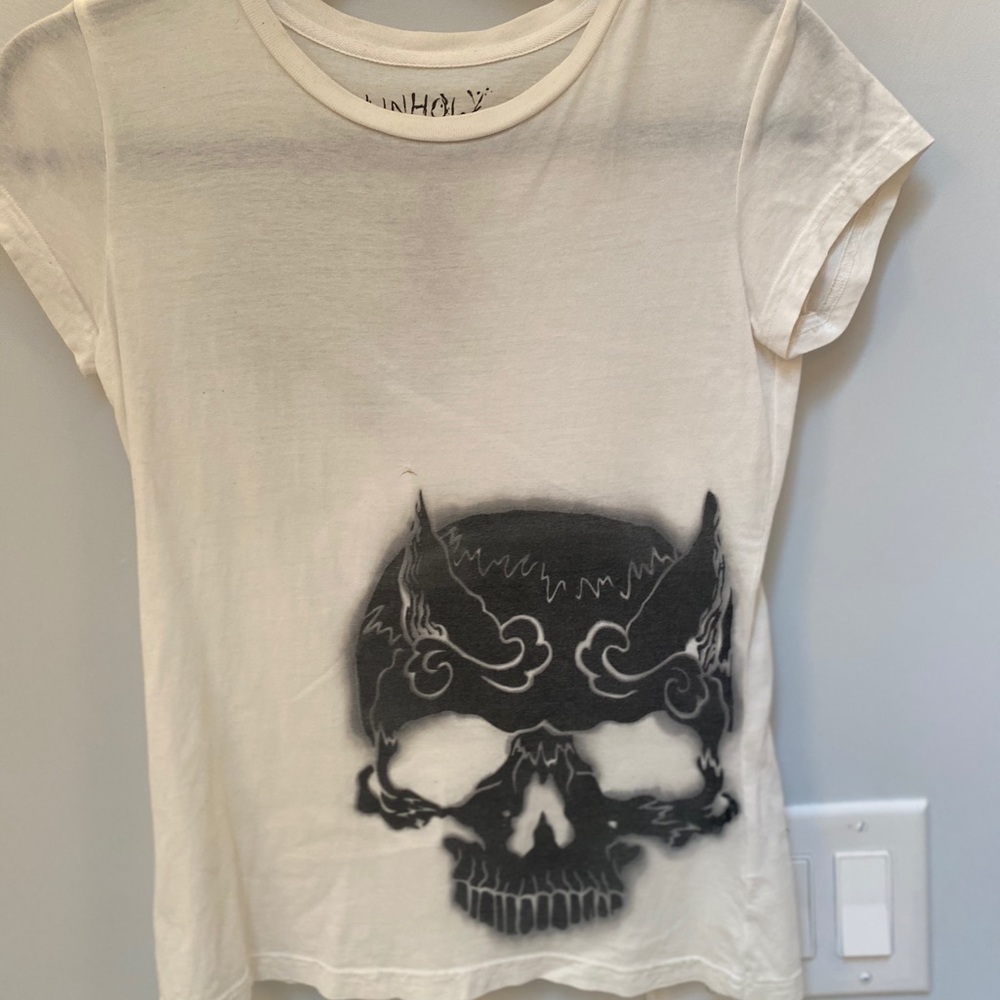 T-shirt with skull unholy grail